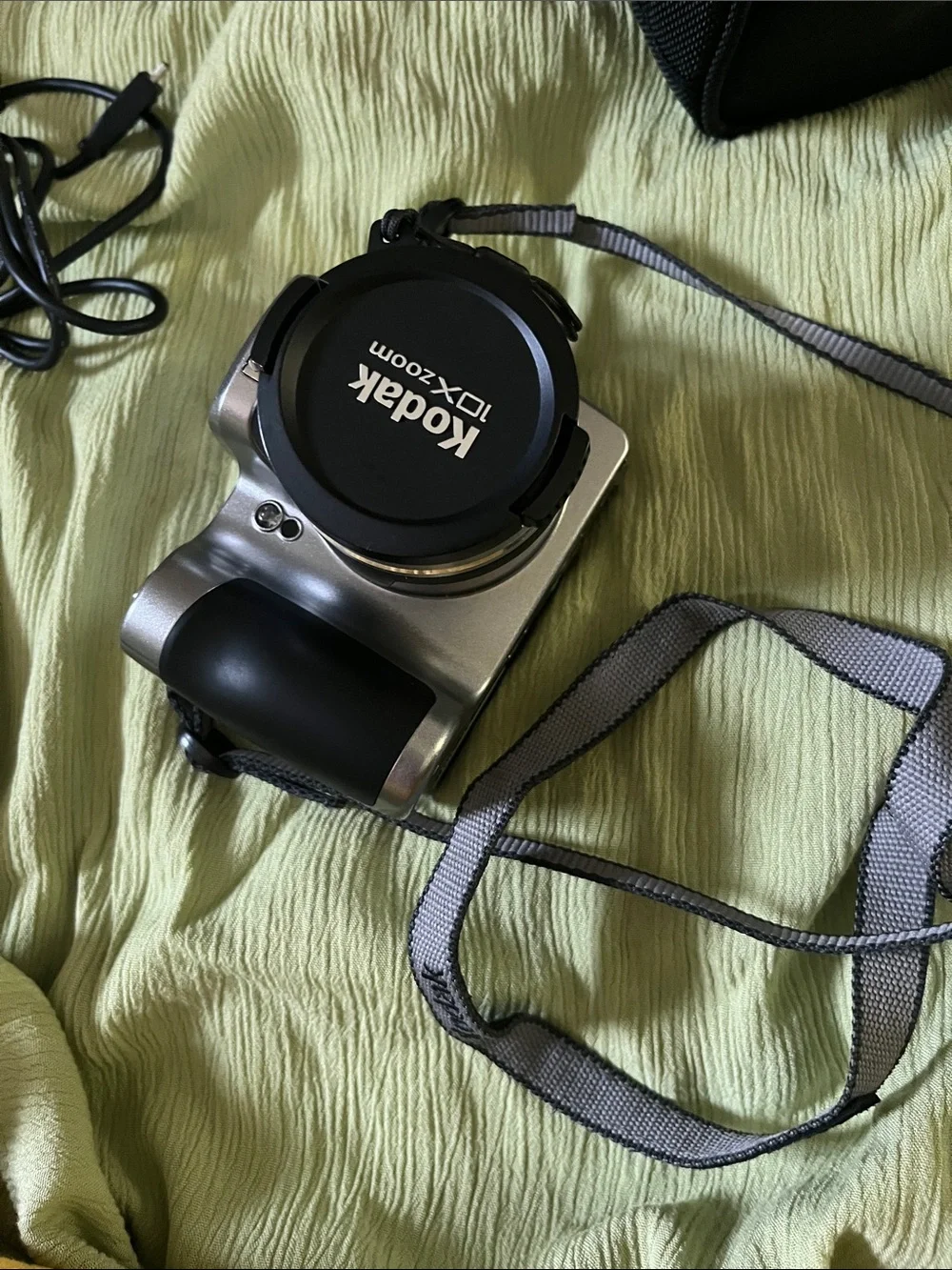 Kodak Silver Compact Digital Camera EasyShare Z740with Black Kodak Carrying Case